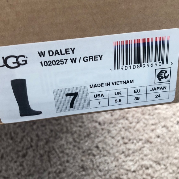 UGG BOOTS - Picture 7 of 7